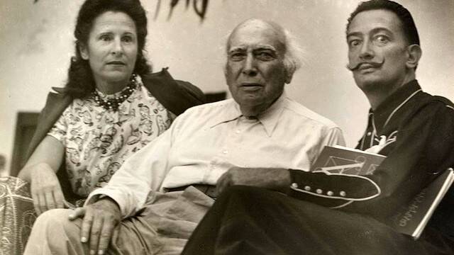 Salvador Dalí, junto con su esposa Gala y su padre, en Cadaqués en 1948. Foto: salvador-dali.org