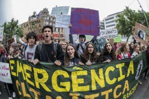 Activistas de Futuro Vegetal embadurnan un edificio pública en señal de protesta