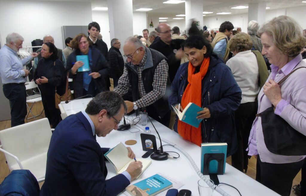 Un momento de la firma de ejemplares