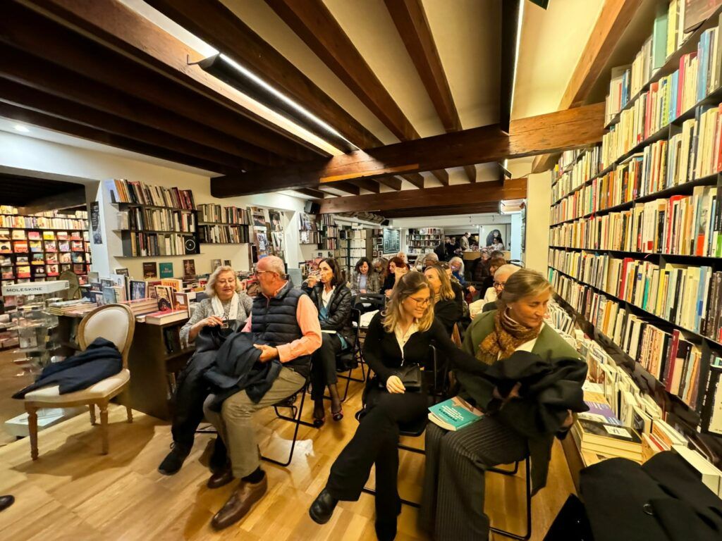 Panorámica de la presentación en la librería La Biblioteca de Babel