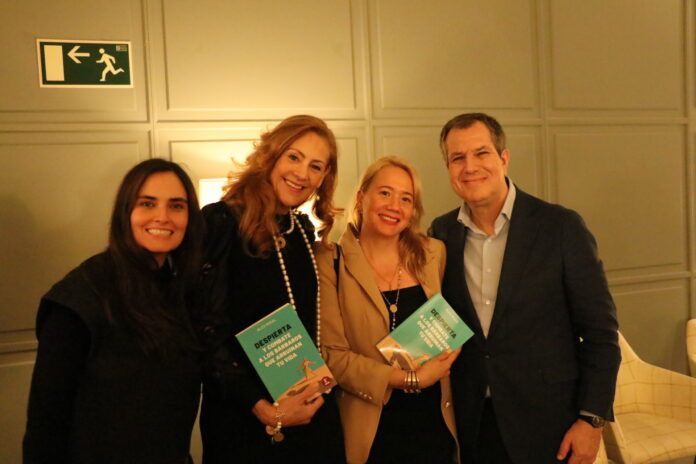 Josefina González, Covadonga y Alexandra Camacho con Álex Rosal